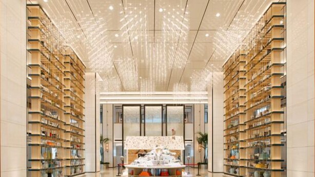 Un interior amplio y luminoso, con techos altos y una zona de exhibición central rodeada de estanterías.