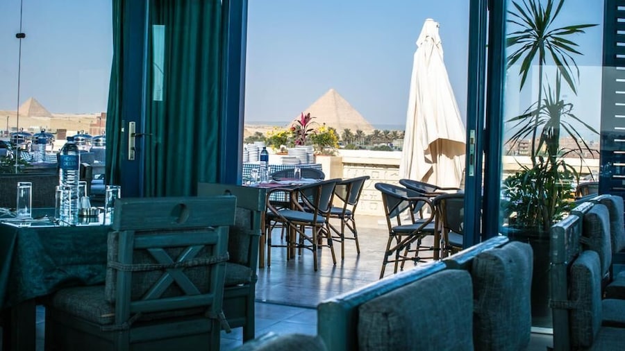 Pyramids Oasis Hotel
