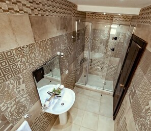 Shower, rainfall showerhead, eco-friendly toiletries, slippers - Pyramids Oasis Hotel (Giza)