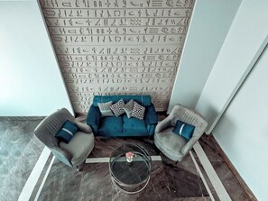 Lobby sitting area - Pyramids Oasis Hotel (Giza)