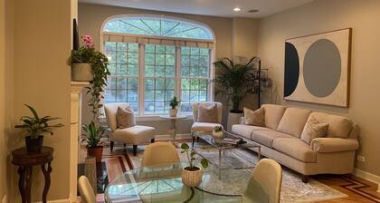 Prime Location! Modern 3 Bed 3 Bath Rental in Chicago