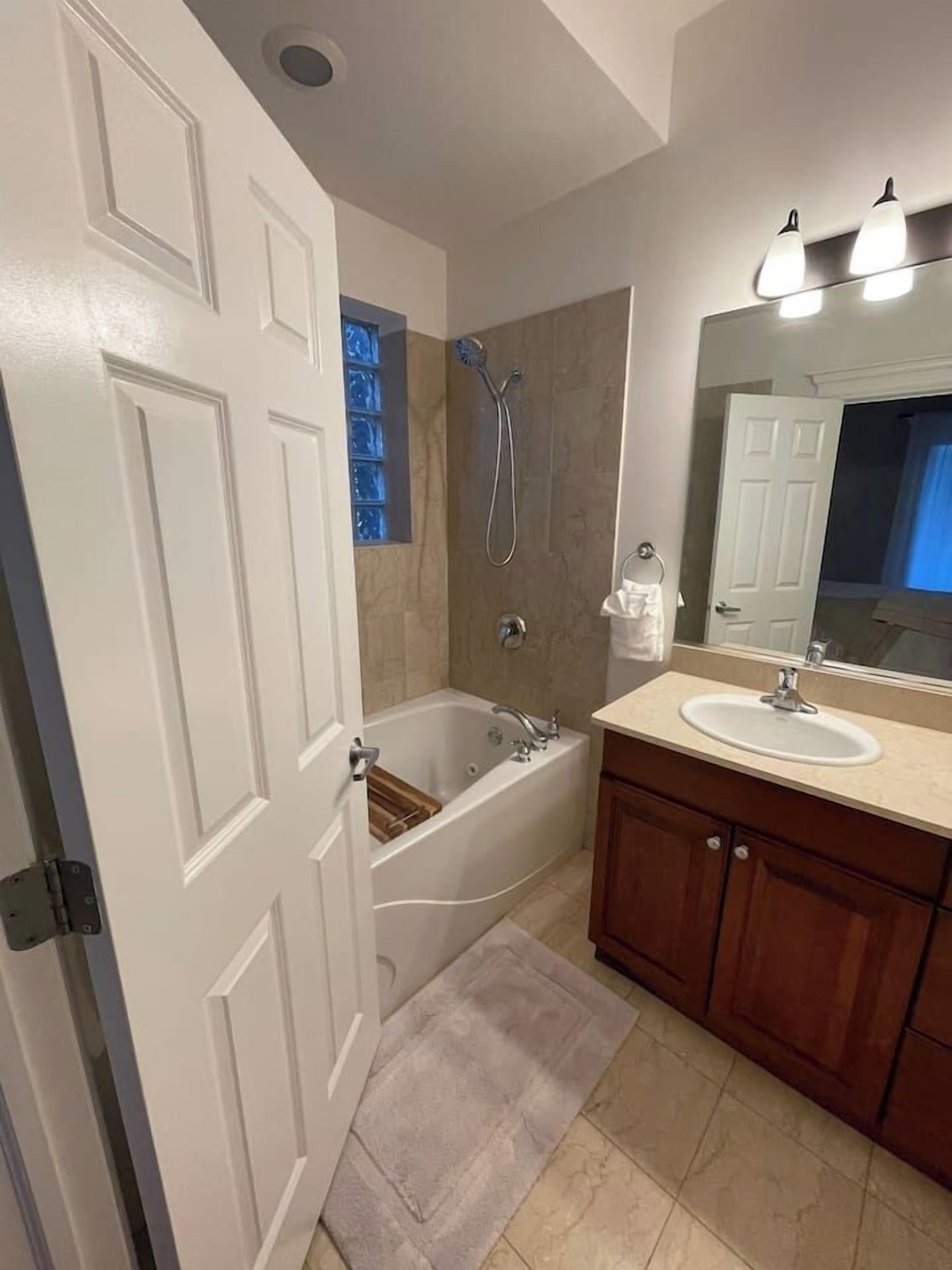 Combined shower/tub, hair dryer, towels
