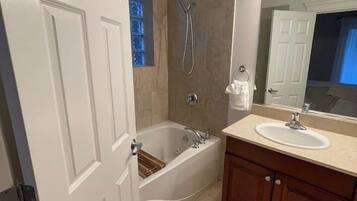 Combined shower/tub, hair dryer, towels