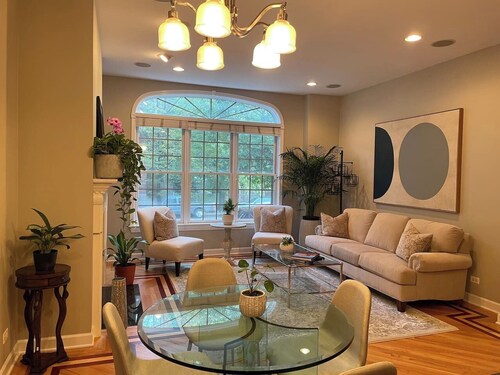 Large Chicago 3BR/3BA • Sleeps 7 • Near Downtown