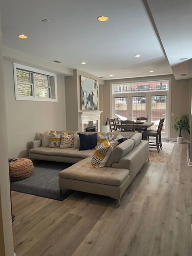 Large Chicago 3BR/3BA • Sleeps 7 • Near Downtown