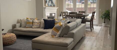 Smart-TV, Kamin, Videospielkonsole, Bücher