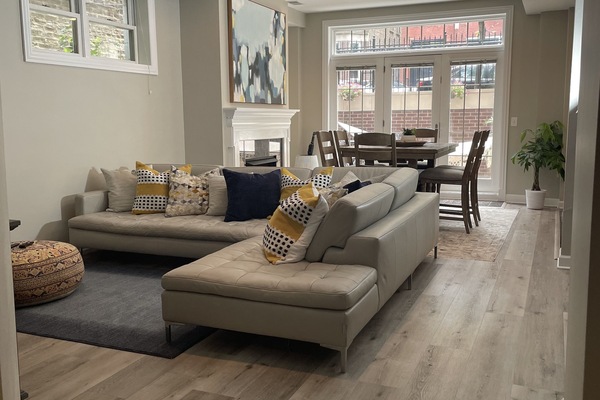 Smart TV, lareira, console de videogame, livros