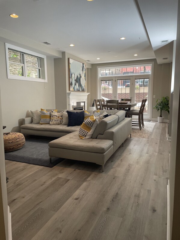 Smart TV, fireplace, video-game console, books - Prime Location! Modern 3 Bed 3 Bath Rental in Chicago (Chicago)