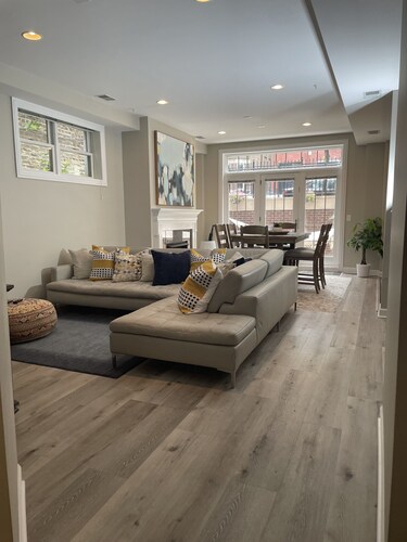 Prime Location! Modern 3 Bed 3 Bath Rental in Chicago