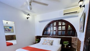 Comfort Double Room, 1 Queen Bed, Garden View | Down comforters, minibar, in-room safe, desk - Suite Colonial (Santo Domingo)