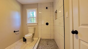 Combined shower/bathtub, hair dryer, towels, toilet paper