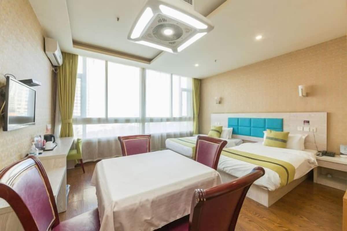Ein Hotelzimmer mit einem Bett, einem Schreibtisch und einem Stuhl.