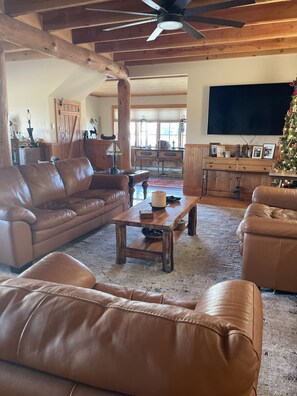 Téléviseur connecté, foyer, jeux vidéo, lecteur de DVD