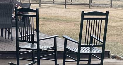 Cozy Log-beamed cabin near Yellowstone and Ennis’ World class Madison River