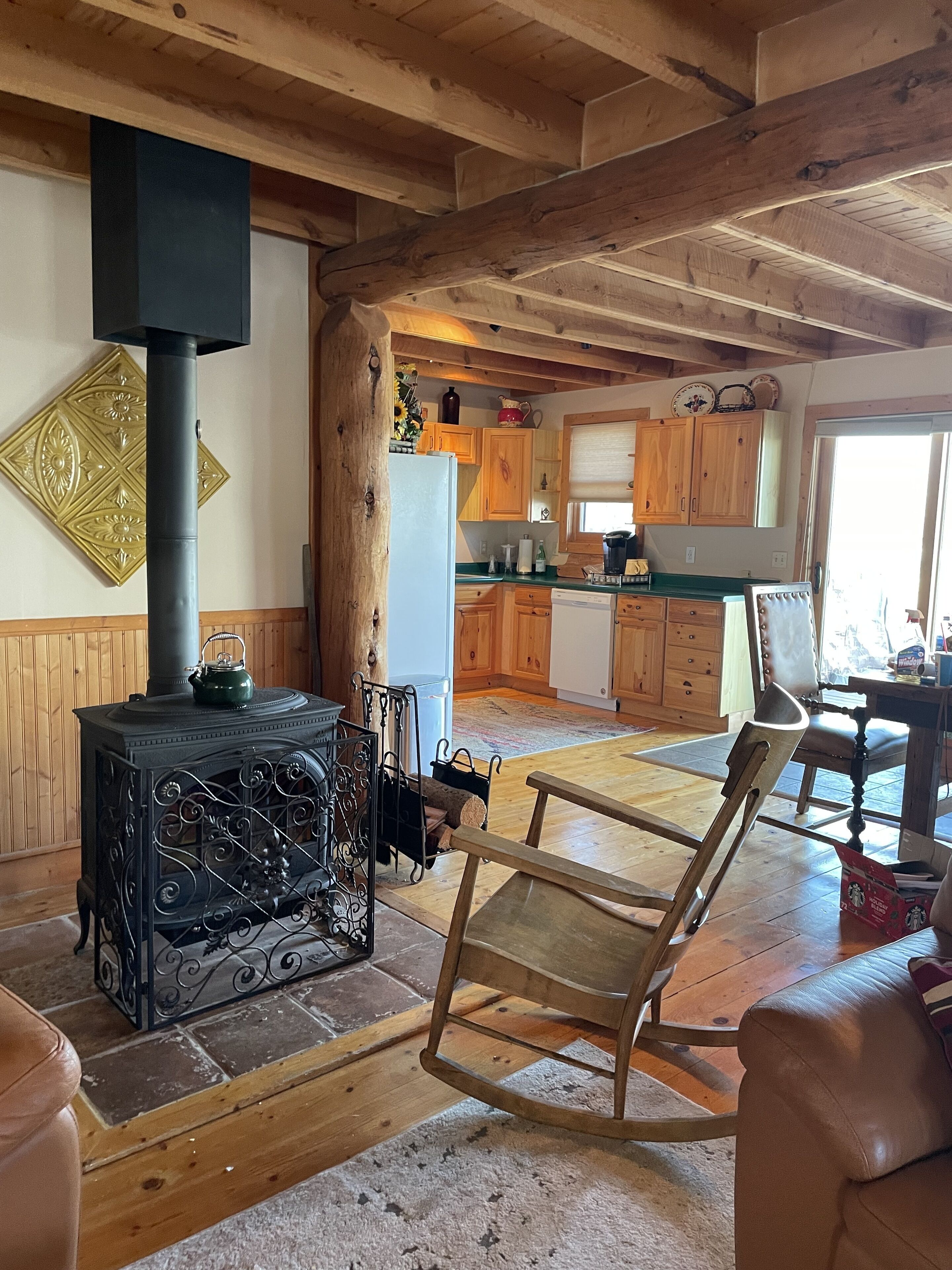 Cozy Log-beamed cabin near Yellowstone and Ennis’ World class  Madison River