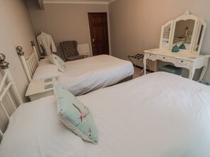 Cottage | 5 bedrooms, individually decorated, individually furnished, free WiFi