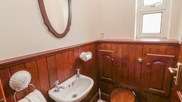 Cottage | Bathroom | Shower