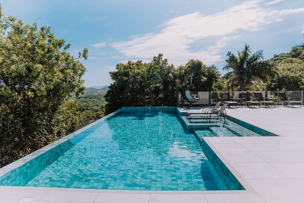 2 outdoor pools