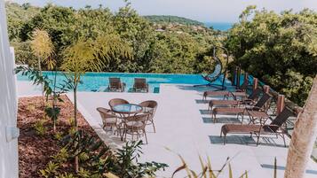 Quarto superior, 1 cama Queen, vista para o mar | Terraço/pátio