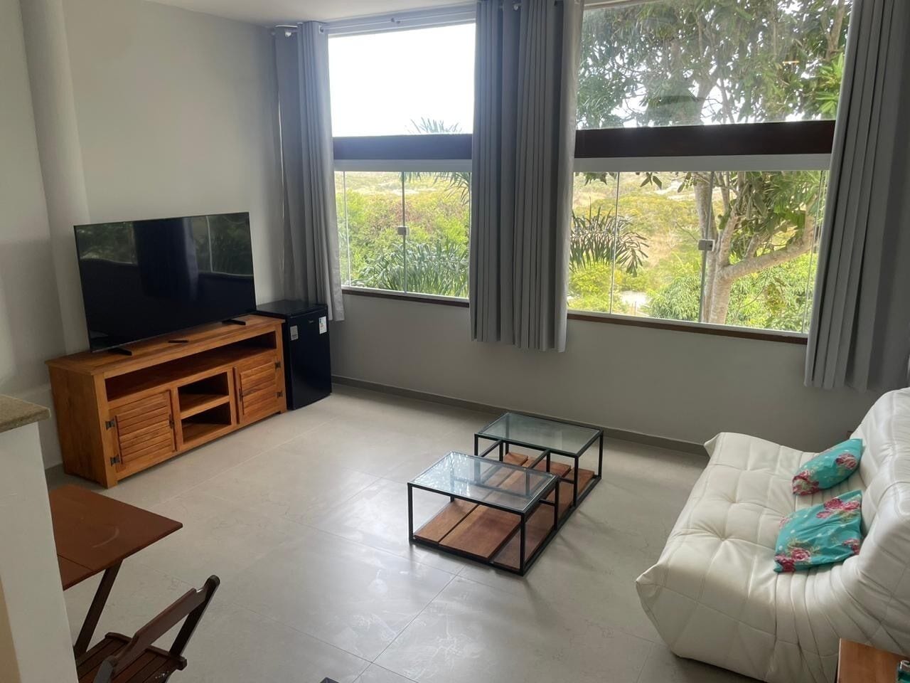 Suíte estúdio superluxo | Área de estar | Smart TV 55 polegadas com canais digitais, TV