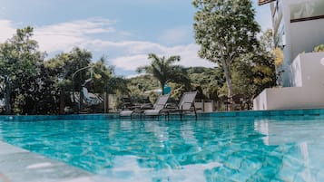 2 outdoor pools