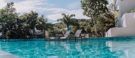 Una piscina al aire libre