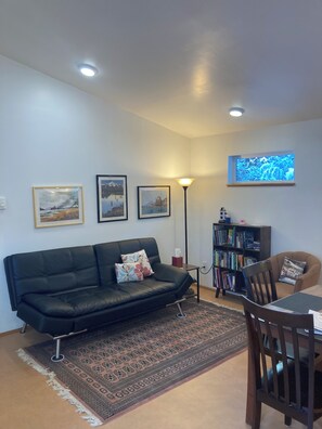 Books - Contemporary 1 bd House, minutes to airport & ferry (Juneau)