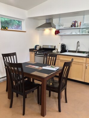 Fridge, microwave, oven, stovetop - Contemporary 1 bd House, minutes to airport & ferry (Juneau)