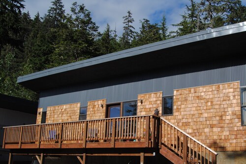 Contemporary 1 bd House, minutes to airport & ferry