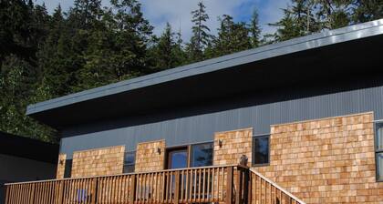 Contemporary 1 bd House, minutes to airport & ferry