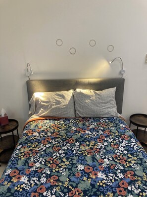 2 bedrooms, free WiFi, bed sheets - Contemporary 1 bd House, minutes to airport & ferry (Juneau)