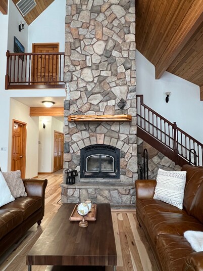 Stunning Cabin with Clubhouse on River! Wooded Retreat with Kayaks! Pickleball!