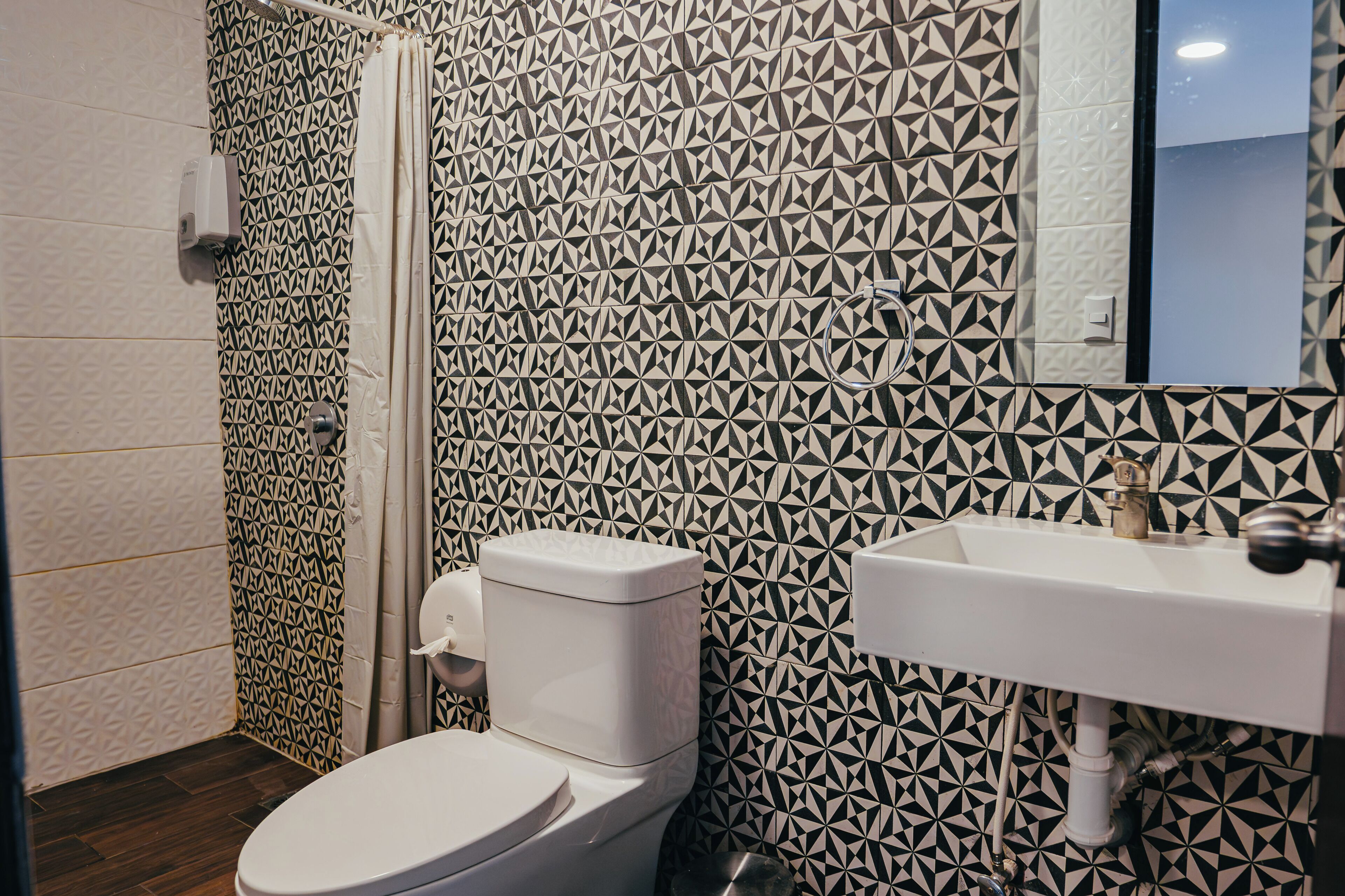 standard room, 1 double bed | bathroom | shower, free toiletries, towels, soap