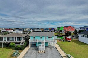 Exterior - Hooked on a Feelin’ - Home on a deep water canal quick walk to the beach  (Holden Beach)