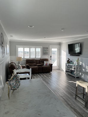 Smart TV, stereo - Hooked on a Feelin’ - Home on a deep water canal quick walk to the beach  (Holden Beach)