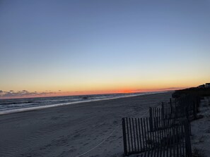 Beach nearby - Hooked on a Feelin’ - Home on a deep water canal quick walk to the beach  (Holden Beach)
