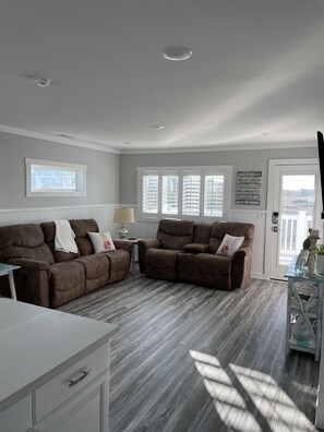 Una Smart TV, un reproductor estéreo