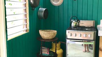Refrigerador, horno, parrilla de estufa y cafetera y tetera