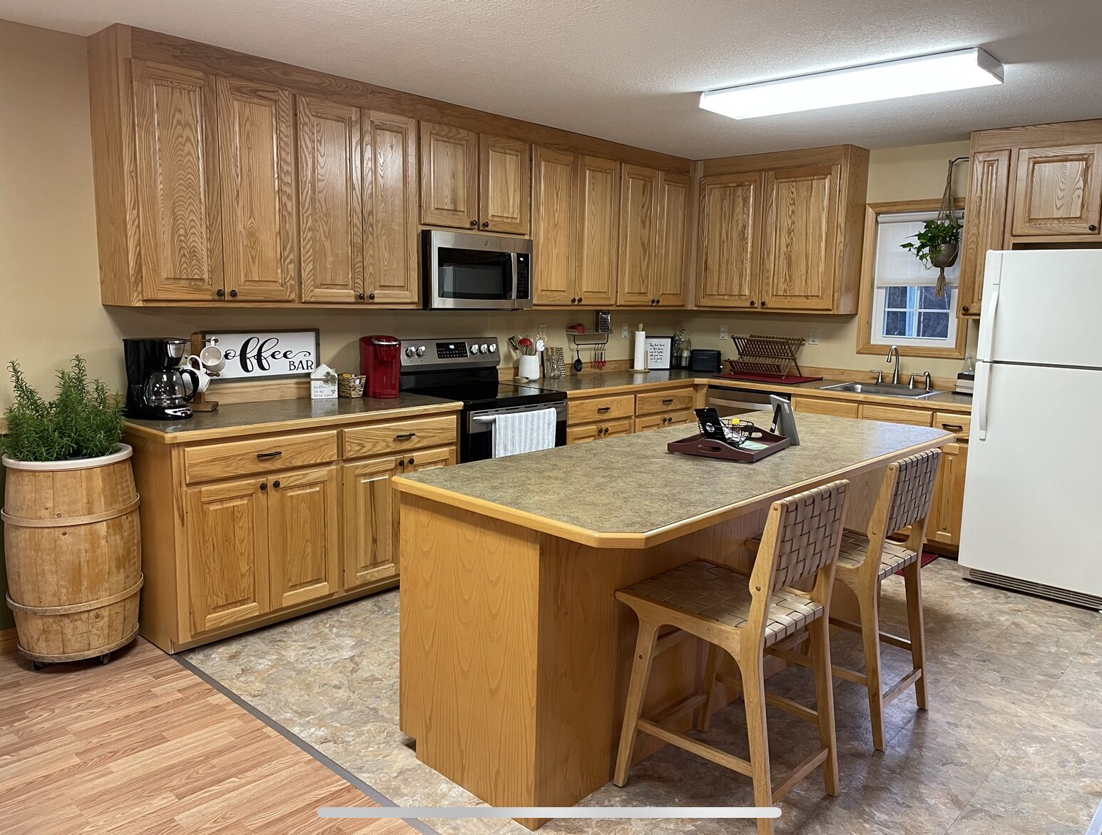 Suite Bee Studio Apartment; North Main Street with Creekside Deck