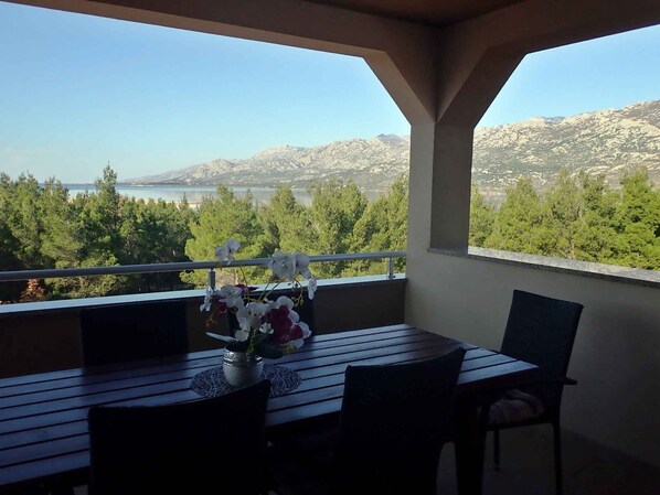 تناول الطعام بالخارج