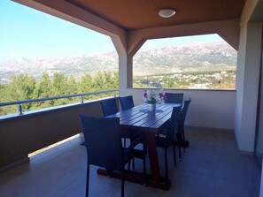 تناول الطعام بالخارج