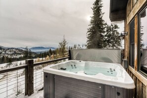 Outdoor spa tub - The Homestead on Home Again 6BD 4 BA Amazing Mountain Views (Whitefish)