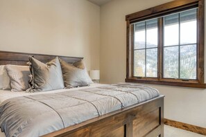 6 bedrooms, iron/ironing board, travel cot, free WiFi - The Homestead on Home Again 6BD 4 BA Amazing Mountain Views (Whitefish)