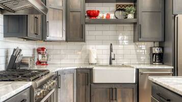 Réfrigérateur, micro-ondes, four, plaque de cuisson