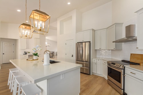 Renovated & Spacious 4Bed/3Bath Entertainers Home w/ HEATED Pool