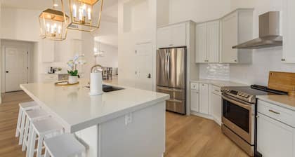 Renovated & Spacious 4Bed/3Bath Entertainers Home w/ HEATED Pool