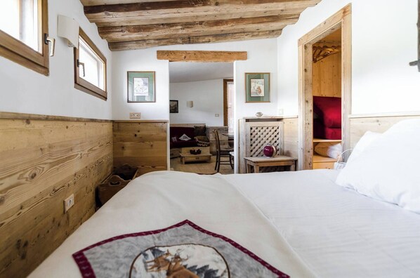 Tabla de planchar con plancha, wifi gratis y ropa de cama 