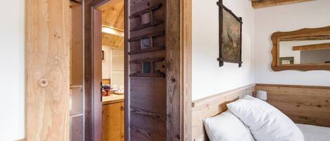 Silitysrauta/-lauta, ilmainen Wi-Fi, vuodevaatteet