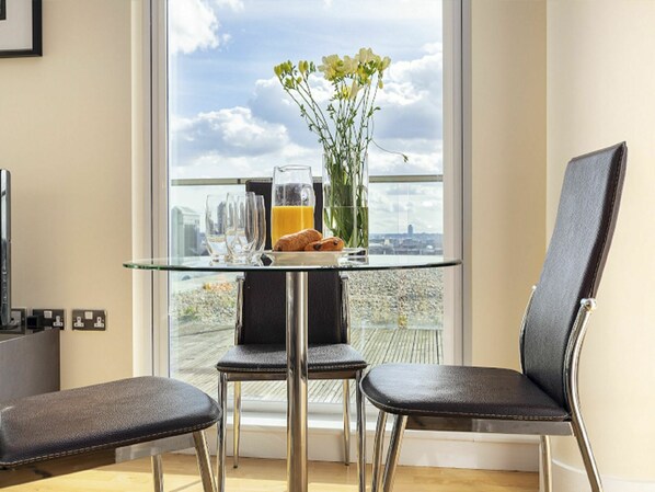 Dining - Lovely apartment for 2 people with WIFI, TV and balcony (London)