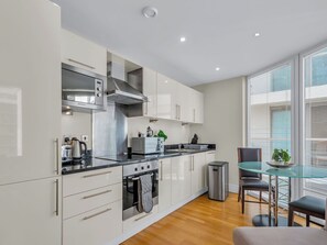 Microwave, oven, dishwasher, toaster - Cosy apartment for 2 guests with WIFI, TV and balcony (London)